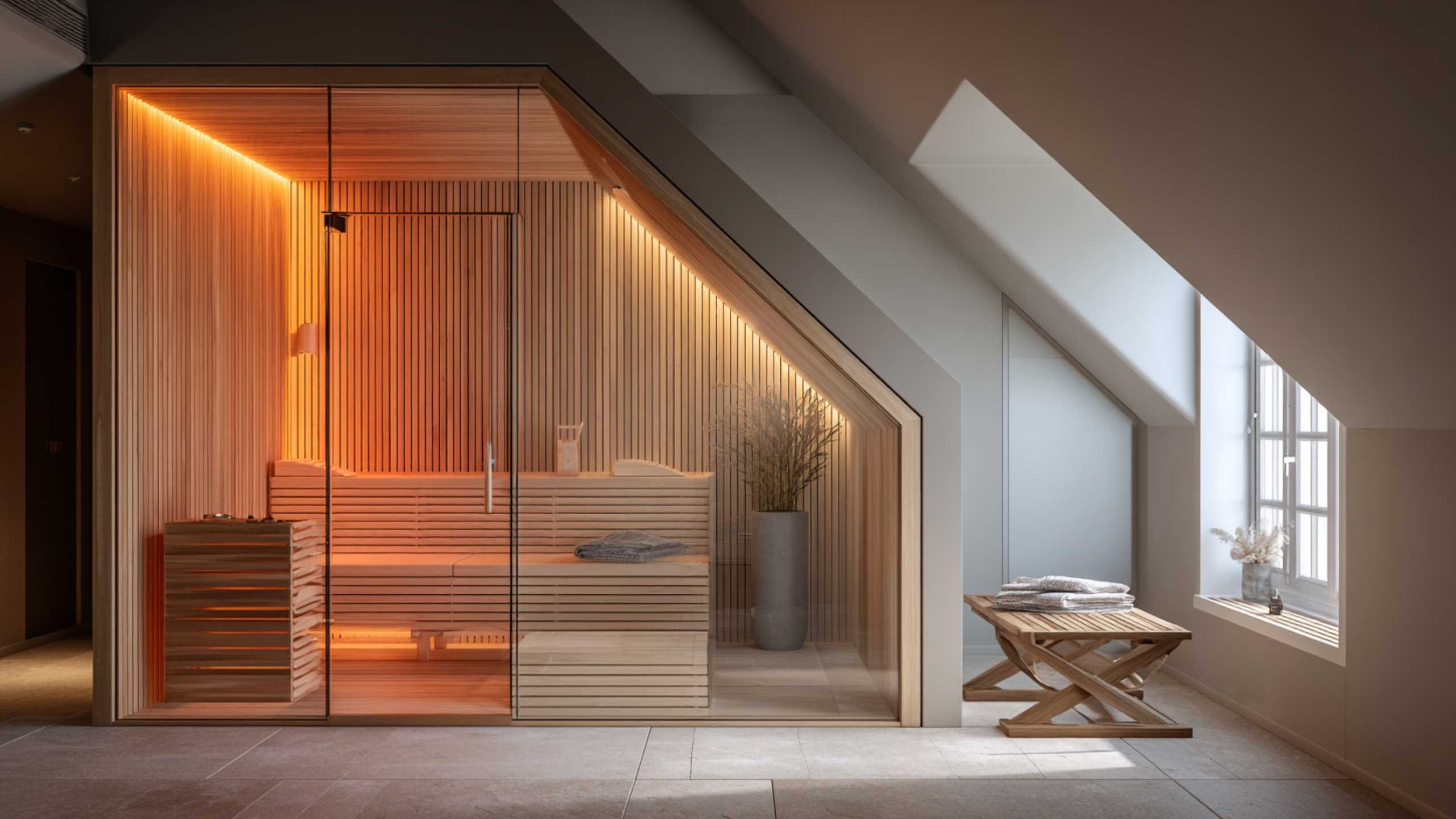 Dachschrägensauna: Massarbeit für besondere Räume